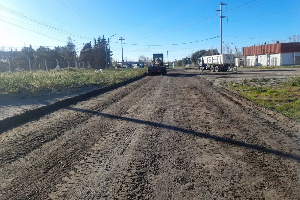 Mejoras en calles y limpieza en Roca: operativos en marcha