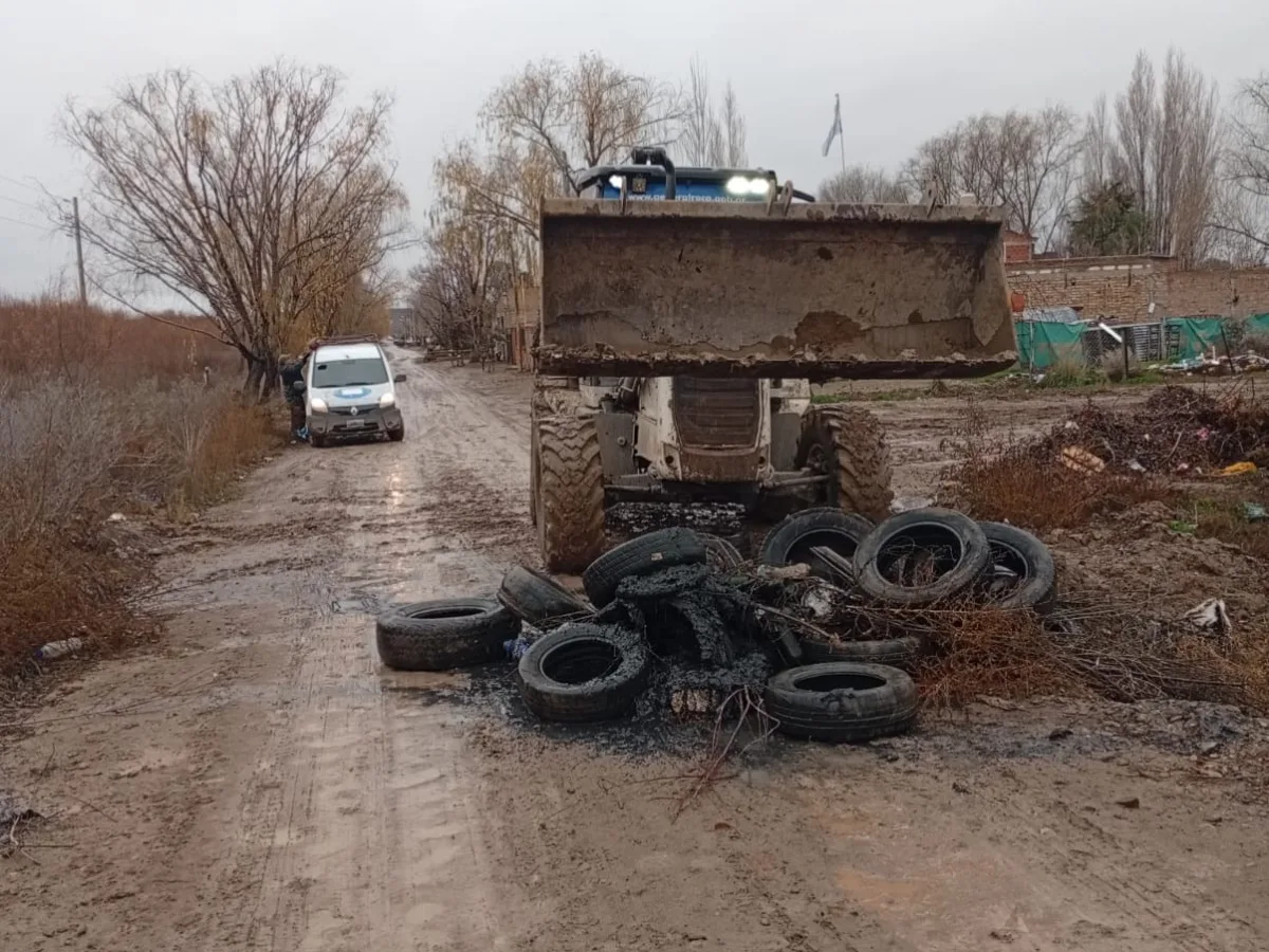 Operativo de limpieza de desagües en Roca mejora drenaje en barrios