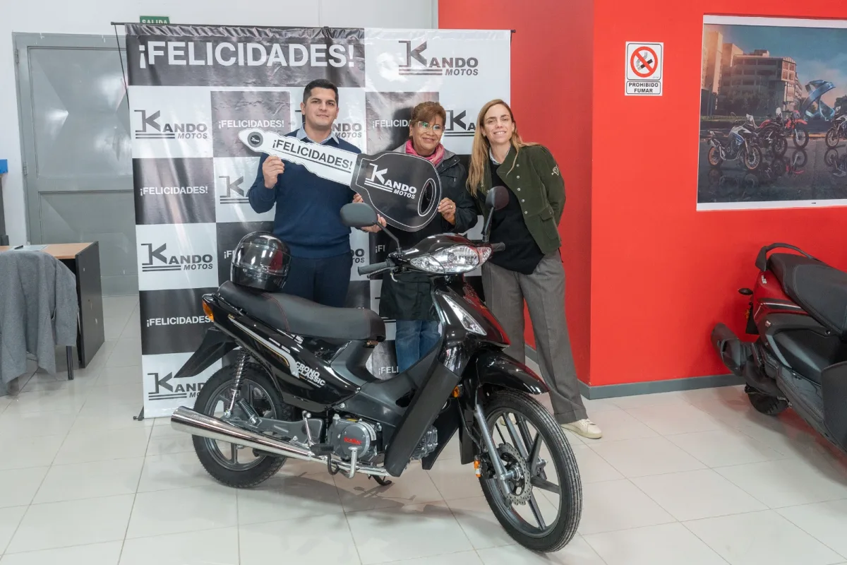 Una vecina de Roca recibió una moto en el sorteo aniversario