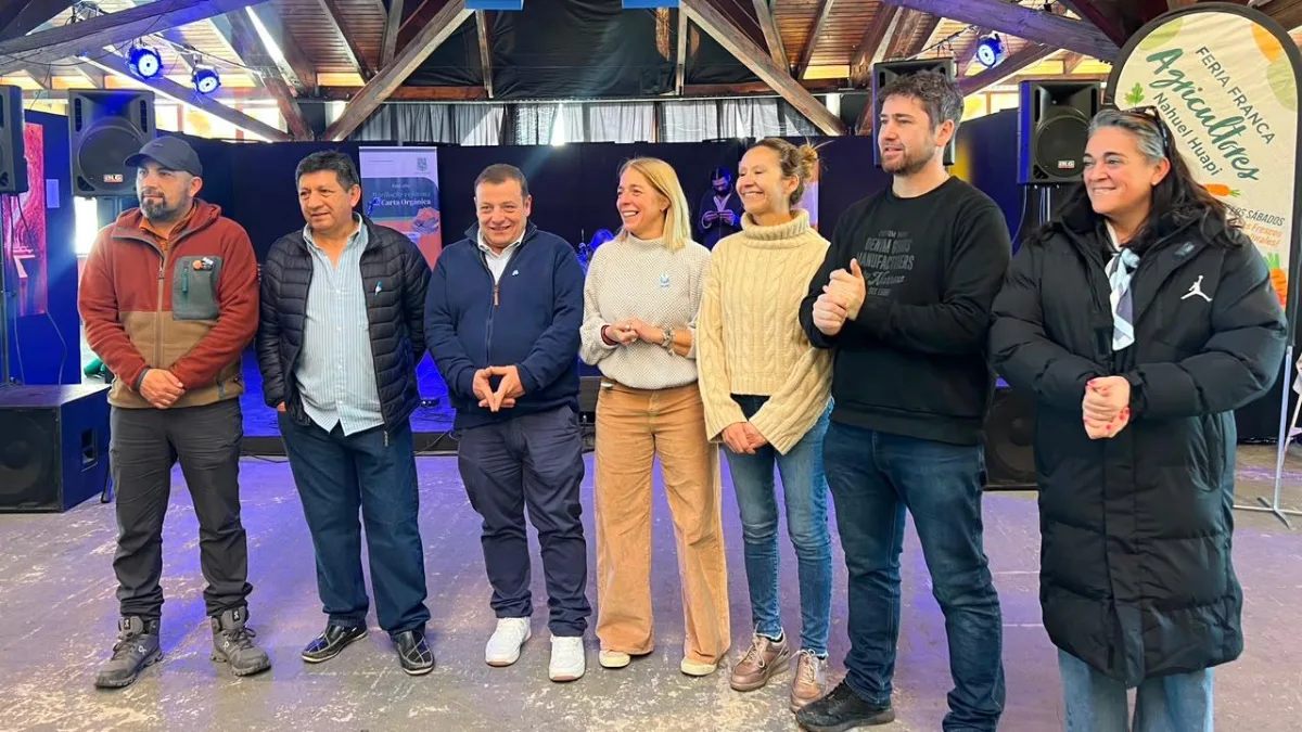 Celebración comunitaria en el Puerto San Carlos por el Día de la Independencia