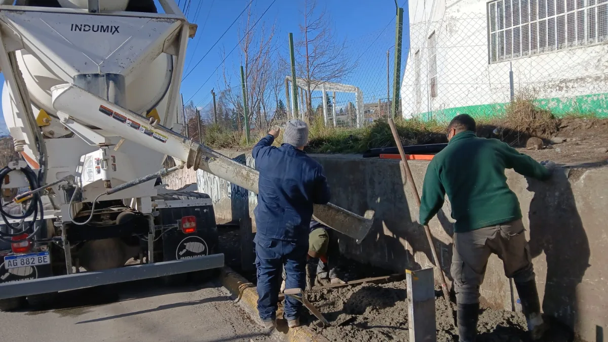 Mejoras en Bariloche: obras en veredas y garitas de colectivos
