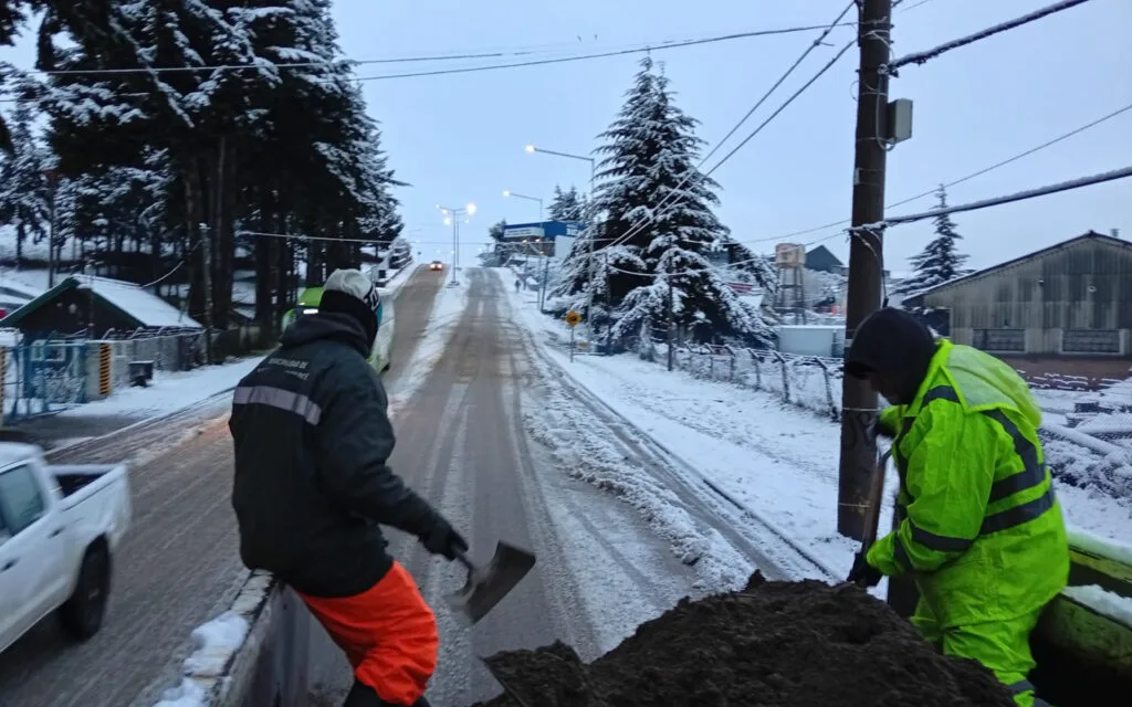Reabren calles en Bariloche tras la nevada y mantienen cortes preventivos