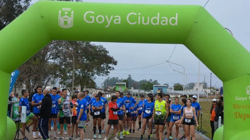 Emocionante carrera por el 52° aniversario del Club Atenas