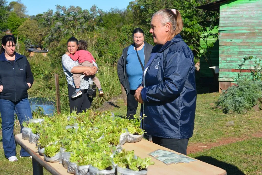 Cincuenta familias de Oberá reciben kits para producir alimentos