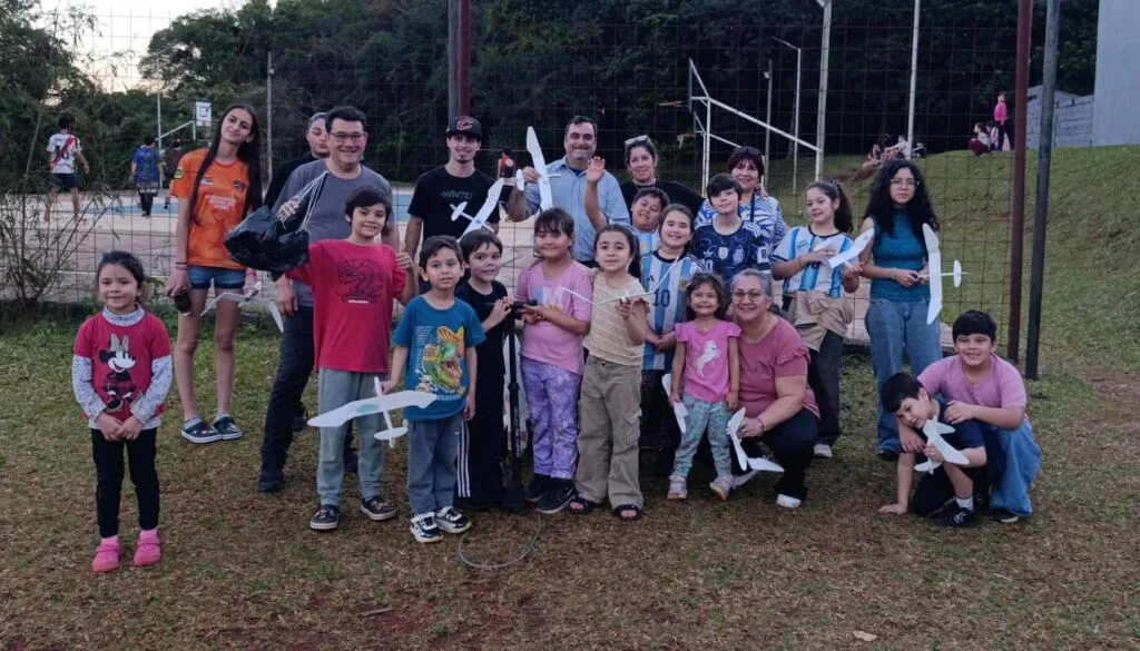 Jornada de ciencia para niños en el barrio Schuster