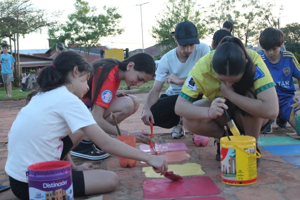 Jóvenes de Villa Barreyro II mejoran la plaza con nuevos juegos