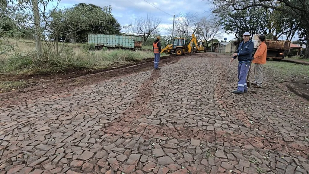 Limpieza de cordones cuneta en barrios de Oberá