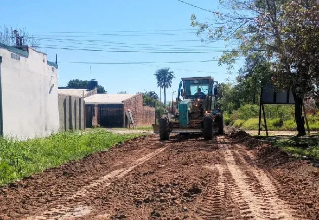 Mejoras en calles y limpieza de desagües en varios barrios