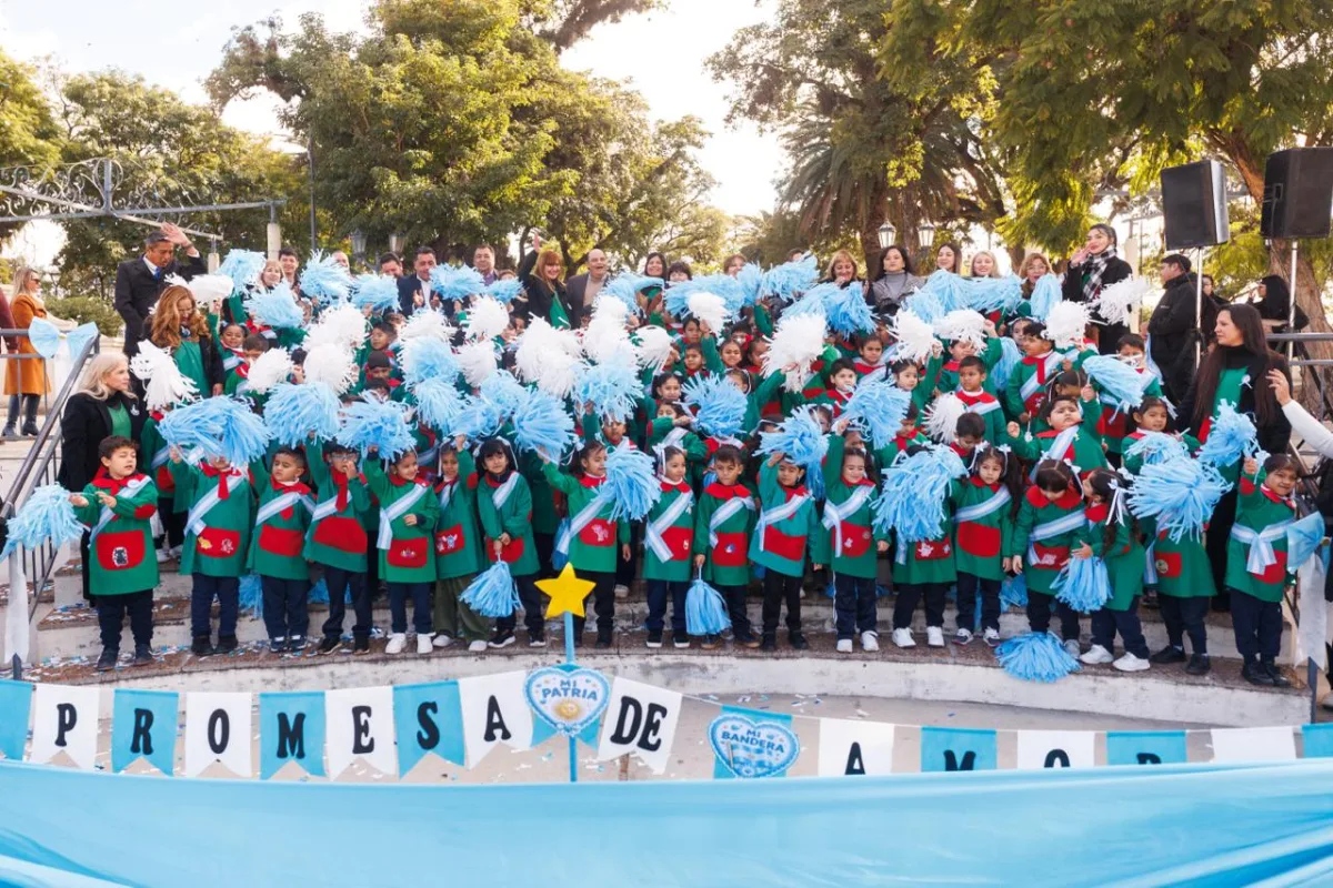 Ceremonia de promesa de amor a la Bandera para 150 niños