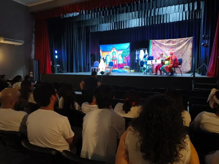 Acrobacias y humor en el Teatro Municipal para disfrutar en familia