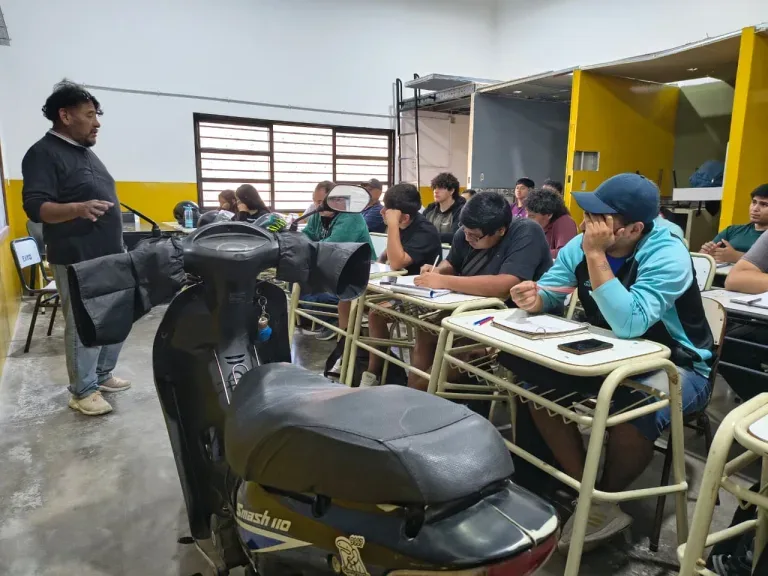 Capacitación en cuidado de motos para vecinos de la ciudad