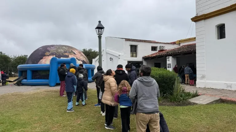 Experiencia 360° en el Planetario Móvil en el parque San Martín