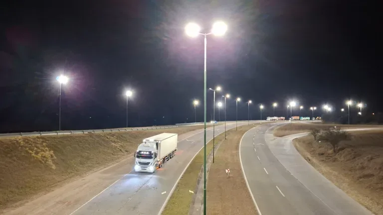 Instalan luces LED en el Acceso Norte para mejorar la seguridad