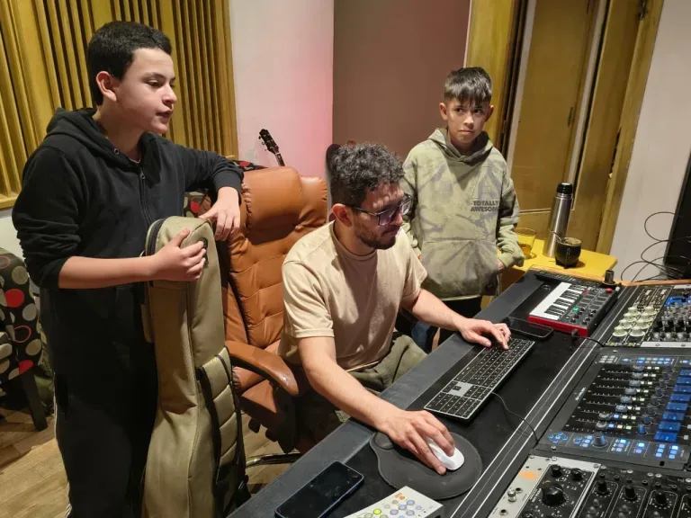 Khiska, los finalistas de 'Mi Barrio Suena', grabaron su primer tema