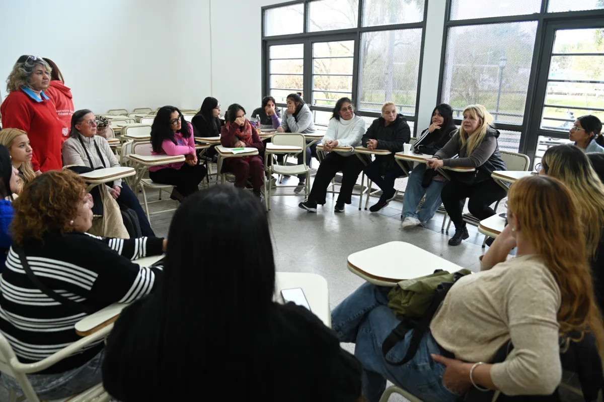 Más de 100 mujeres recibieron certificados de cursos de artesanía
