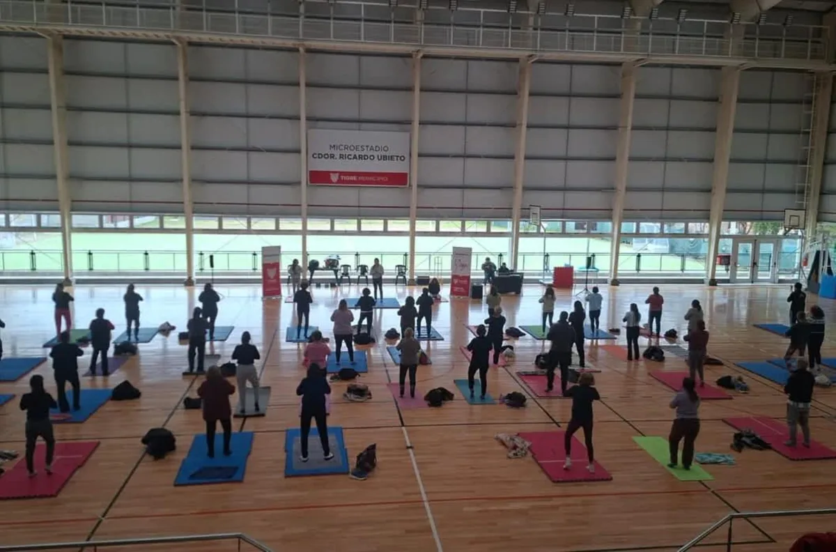 Yoga gratuito en polideportivos de Tigre para promover la salud