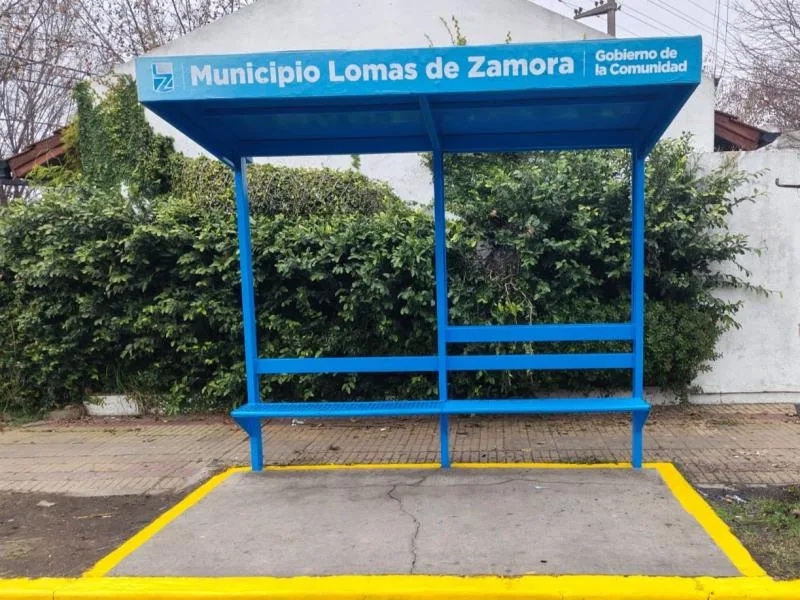 Mejoran refugios de transporte público en Lomas de Zamora