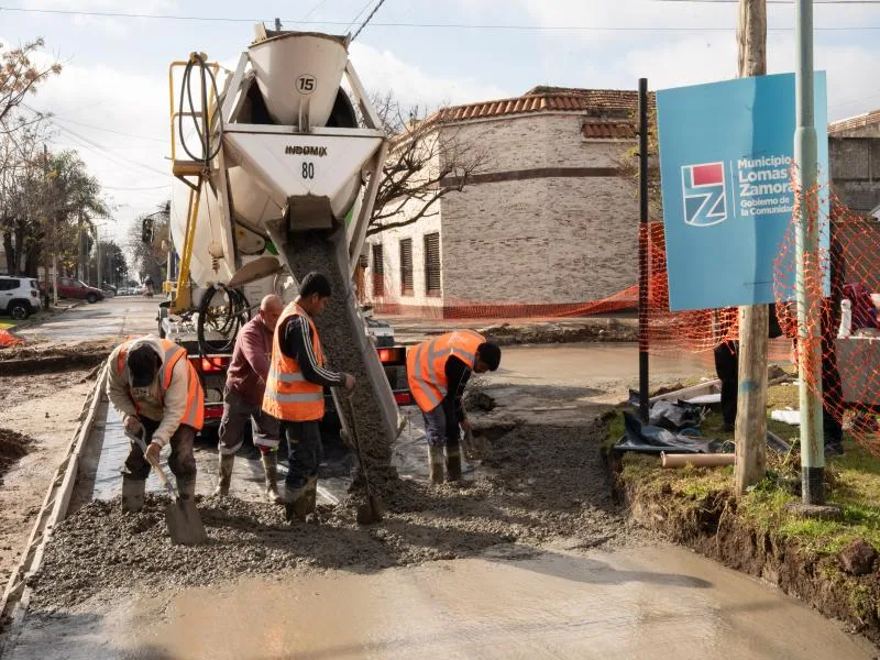Nuevas repavimentaciones mejoran calles en Lomas de Zamora