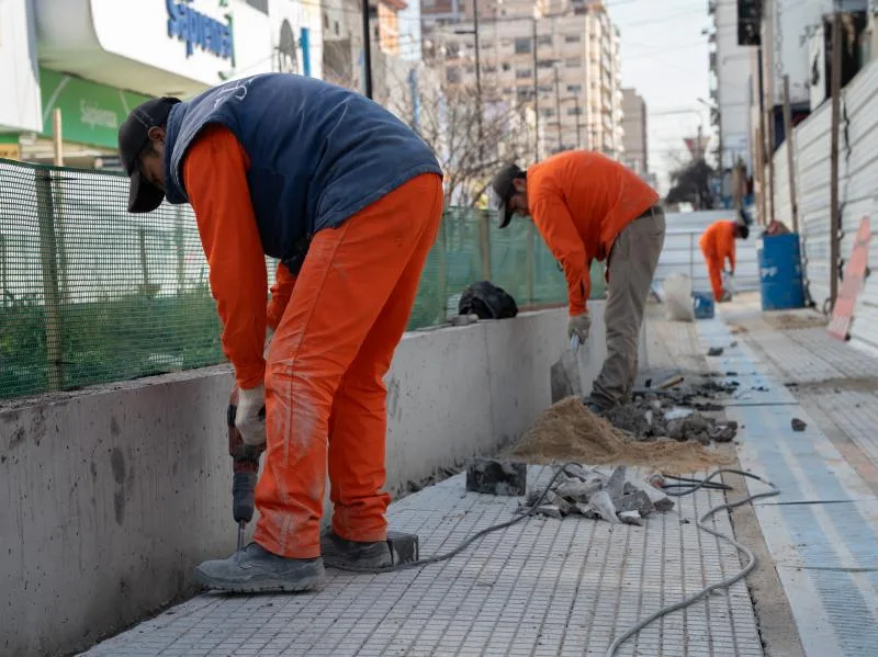 Obras de renovación en la peatonal Laprida avanzan hacia su finalización