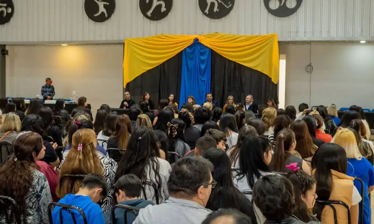 Entrega de certificados a egresados del curso de Preceptor en Pocito