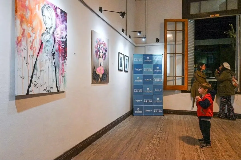 Muestra colectiva «Huellas de Infancias» en Puerto Madryn