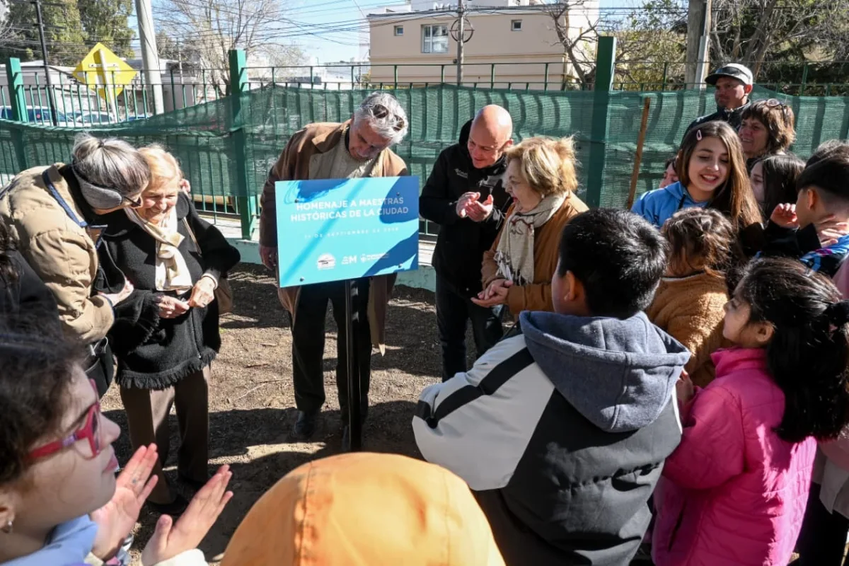Plantaron árboles en homenaje a maestras en Puerto Madryn