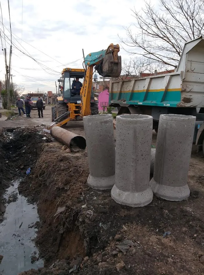 Mejoras en servicios públicos en varios barrios de Varela