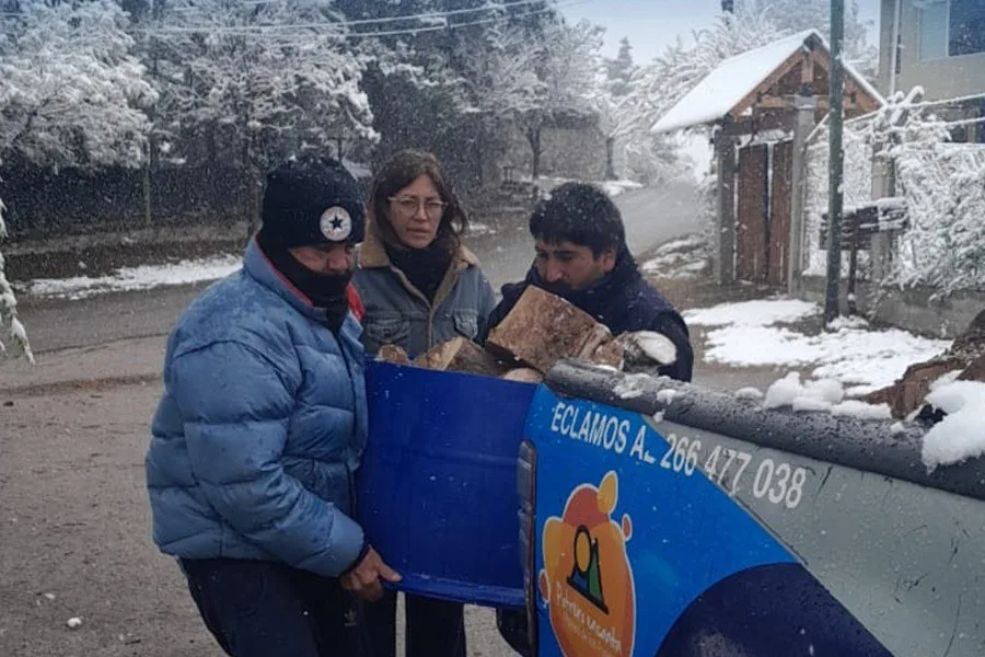 Asistencia invernal: entrega de leña en Potrero de los Funes