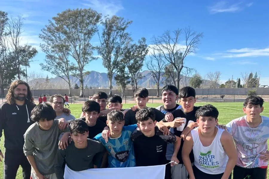 Estudiantes de la Escuela Eriberto Mendoza brillaron en los Juegos