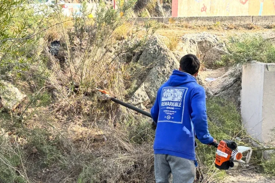 Operativo de limpieza y mantenimiento en el dique de Potrero de los Funes