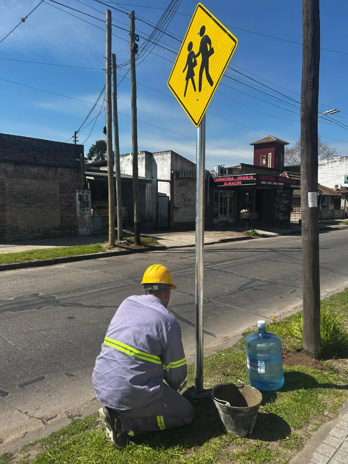 Mejoran la señalización vial cerca de escuelas en Monte Grande