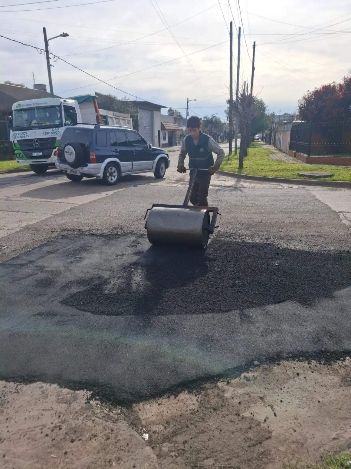 Mejoras en la transitabilidad de Luis Guillón con nuevo bacheo