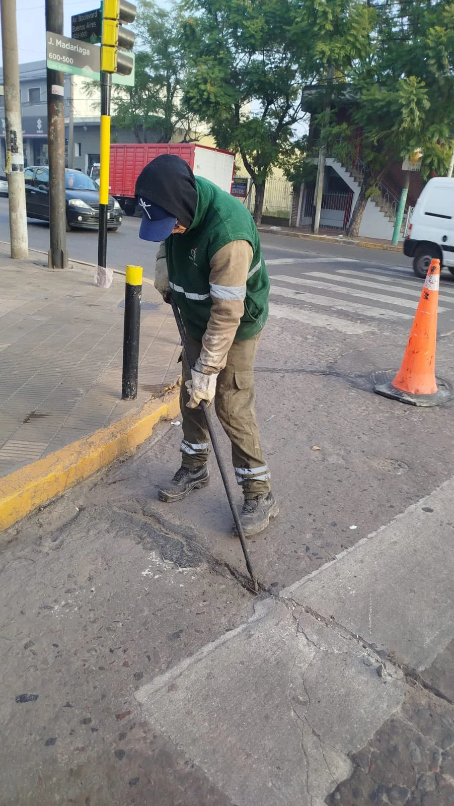 Mejoras viales en Luis Guillón con tareas de tomado de juntas