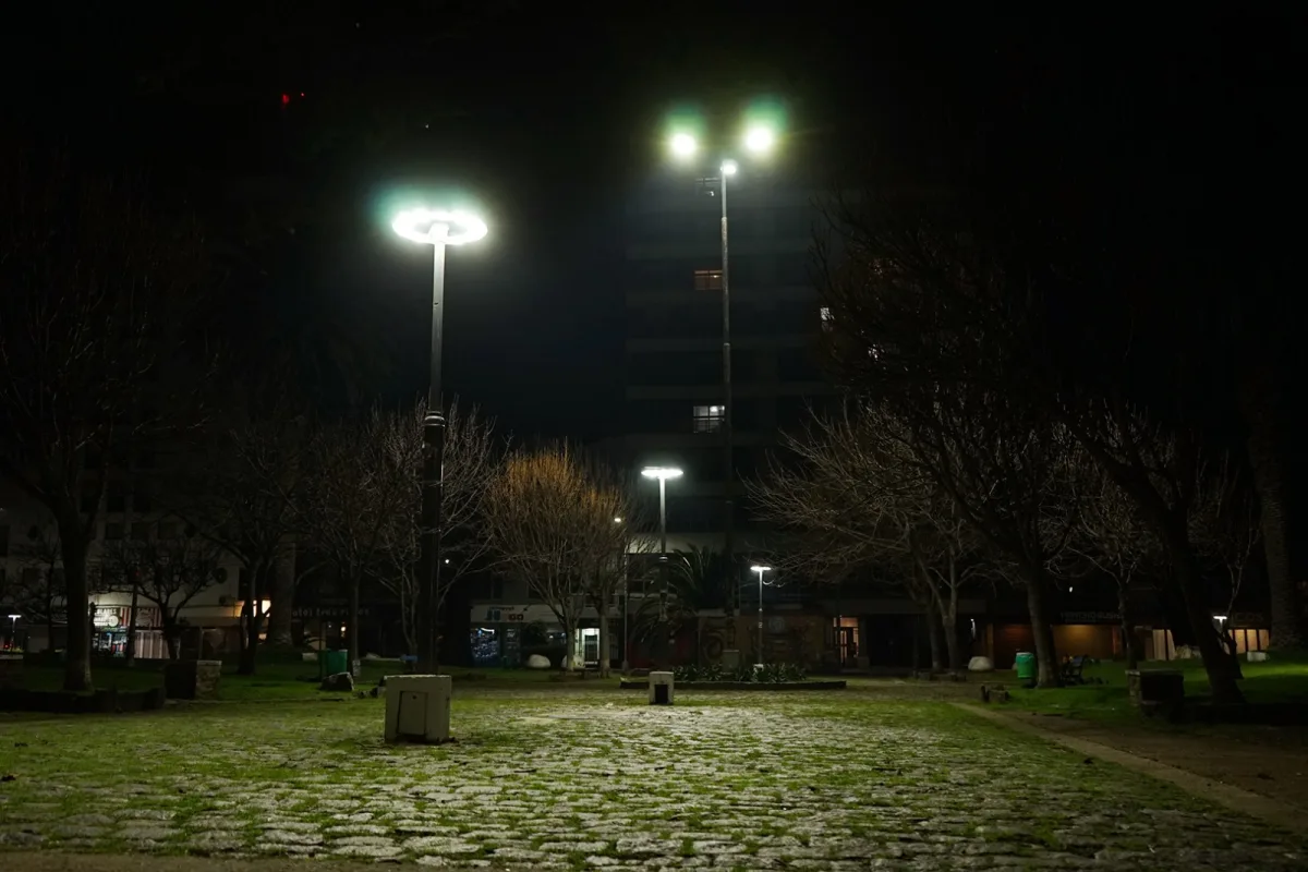 Se reemplazan luminarias en Necochea para mejorar el alumbrado público