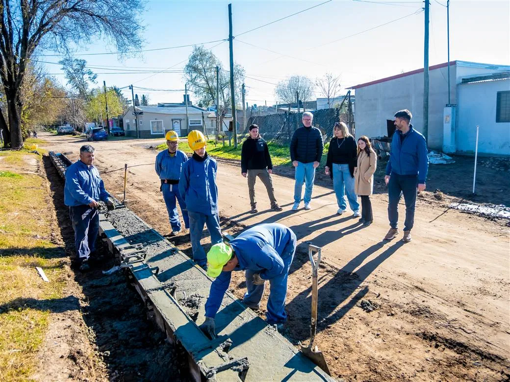 Obras de cordón cuneta y asfalto avanzan en barrio Los Almendros