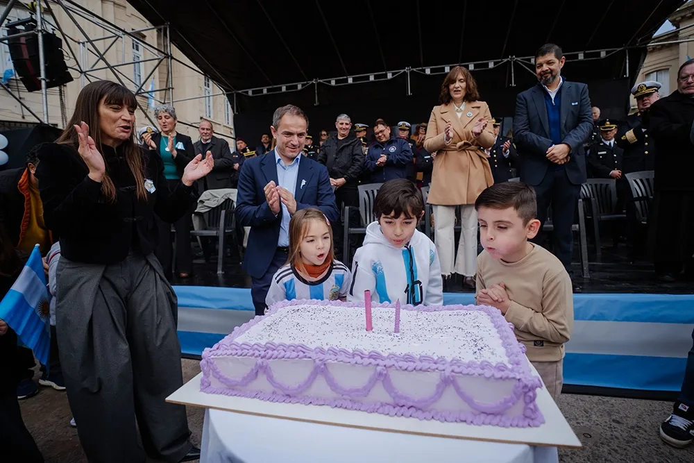 Campana celebró su aniversario con un desfile y espectáculos en la plaza