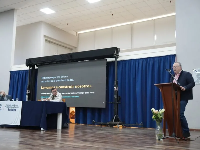 Accastello participó en Congreso sobre comunicación y gestión local