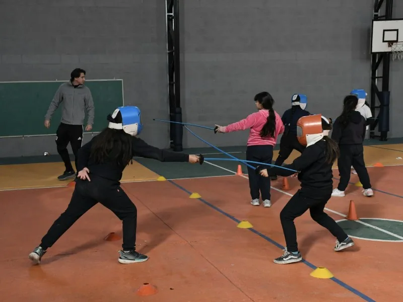 Comienza la Escuela Municipal de Esgrima para jóvenes en San Francisco