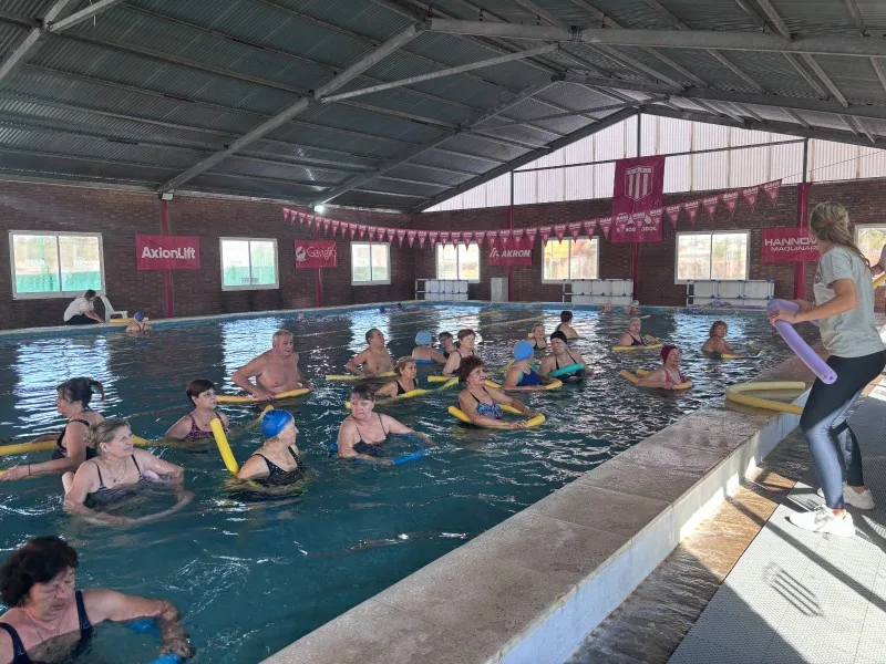 Iniciaron las clases de natación para adultos mayores en San Francisco