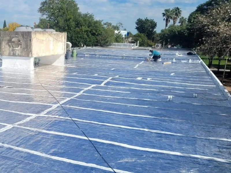 Mejoras en la Escuela Bouchard: impermeabilizan techos