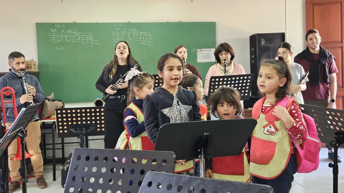 Alumnos del jardín Alberdi visitaron la Banda Municipal