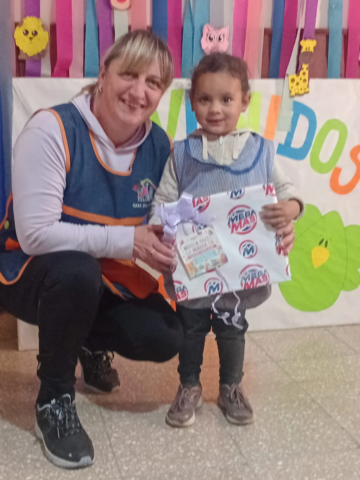 Regalos para los niños de la Casa del Niño en la ciudad