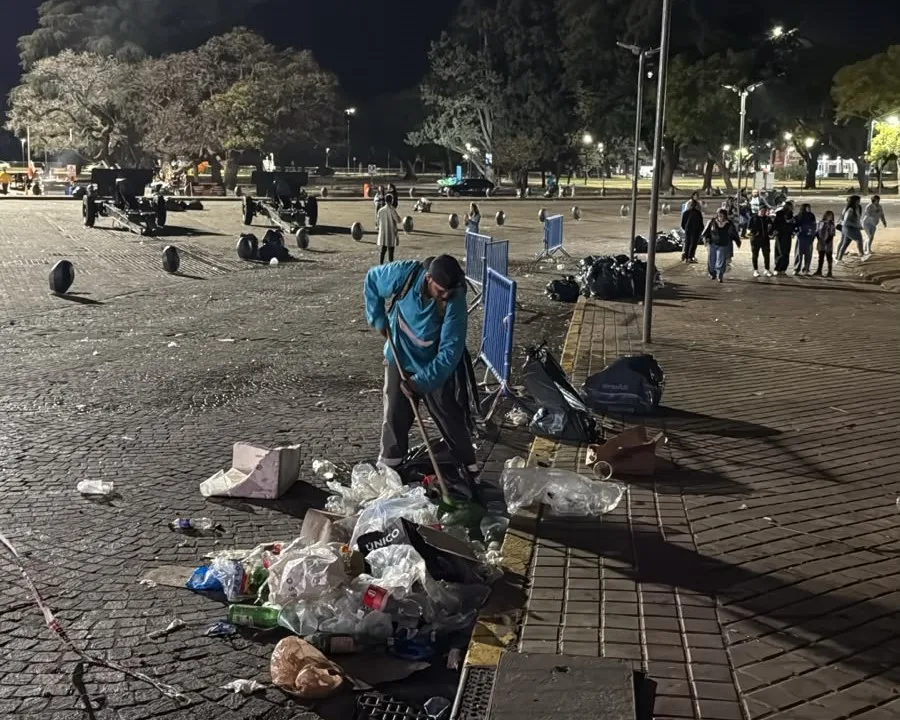 Limpieza en el Monumento a la Bandera tras celebraciones del Mundial