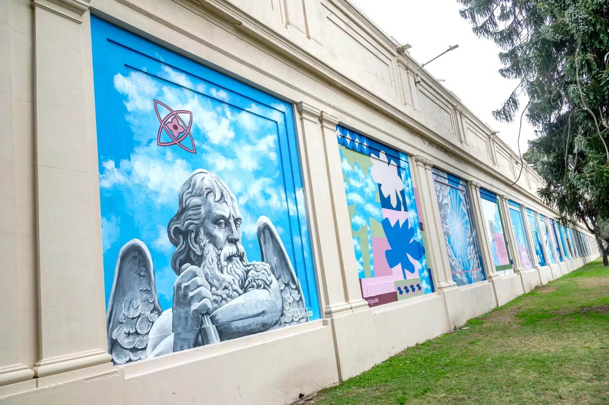 Un mural colectivo embellece el cementerio El Salvador en Rosario