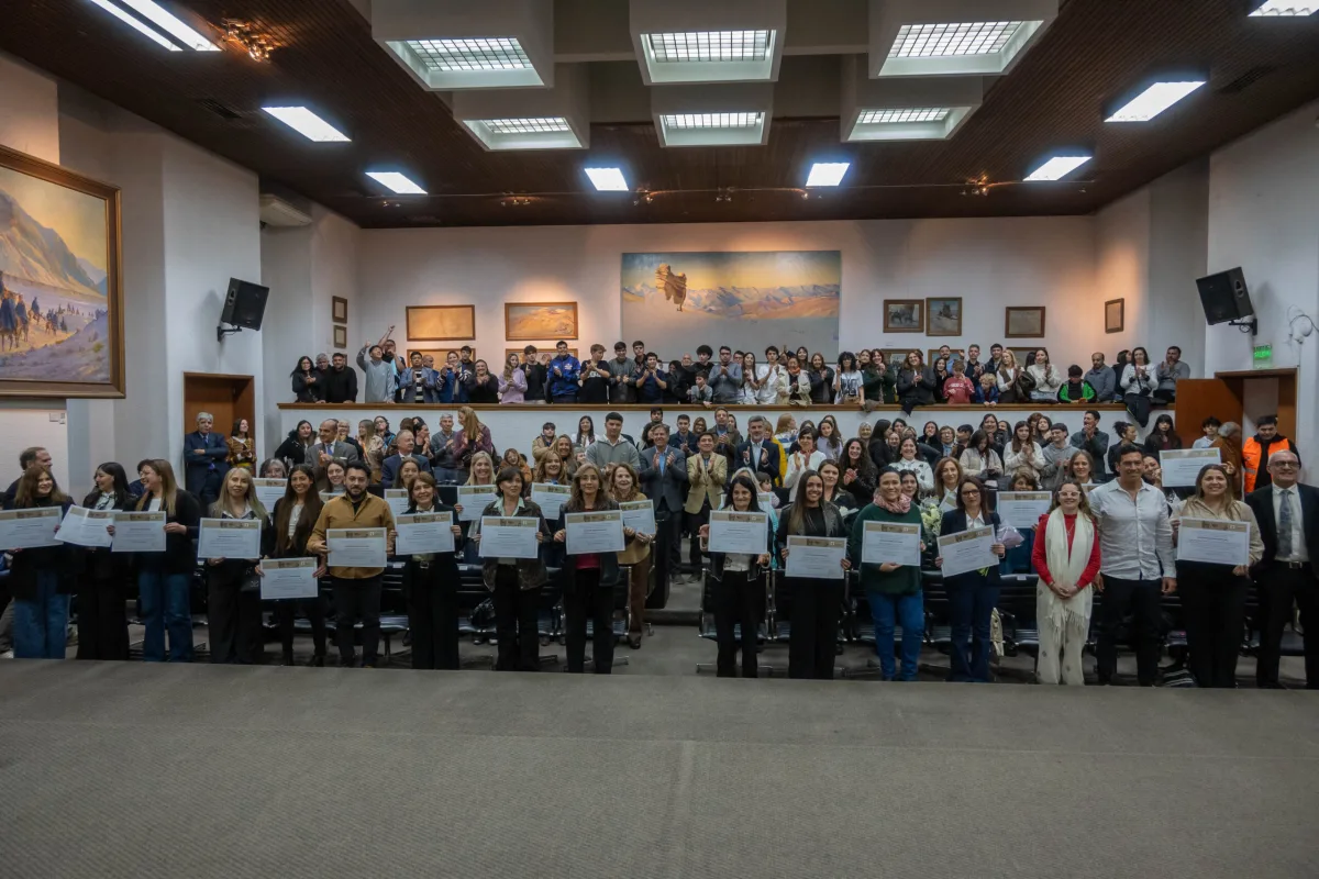 Mendoza homenajeó a 32 docentes destacados en el Día del Maestro