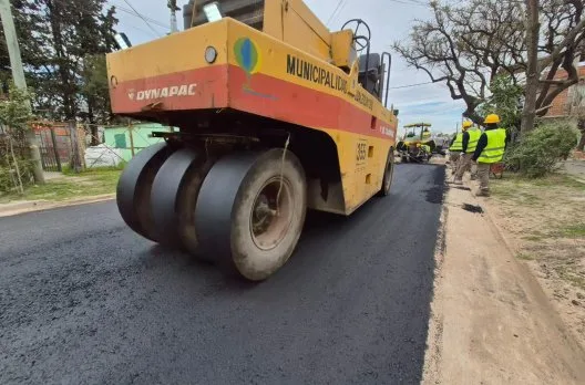 Asfaltaron tres cuadras de calle Angelelli en Gualeguaychú