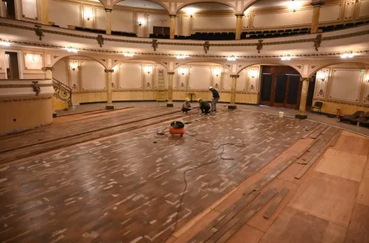 Avanza la restauración del Teatro Gualeguaychú con nuevo piso