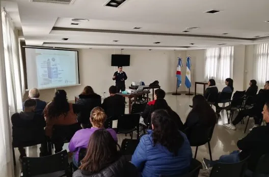 Capacitación en manipulación de alimentos para 28 residentes