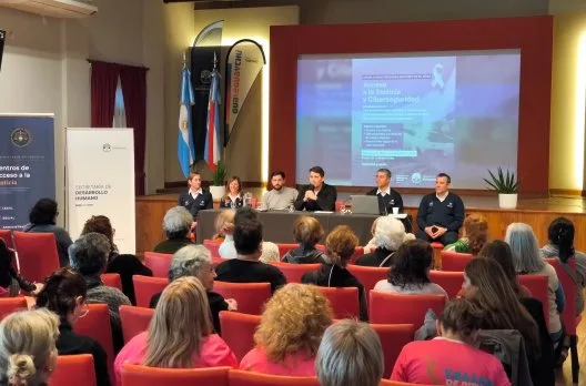 Charla sobre justicia y ciberseguridad para adultos mayores en Gualeguaychú