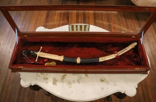 El Museo Casa de Haedo exhibe réplica del sable de San Martín